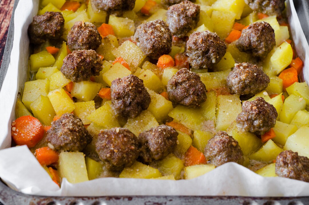 Almôndegas assadas com batatas