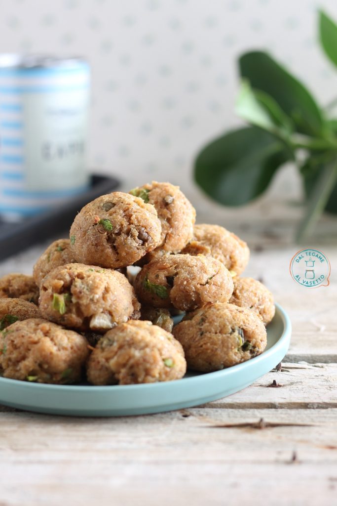 almôndegas com atum em óleo, alcaparras, pão e cebola cozidas no micro-ondas
