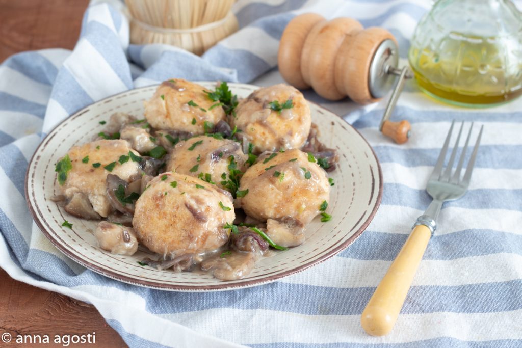 Almôndegas de ricota cremosas com cogumelos