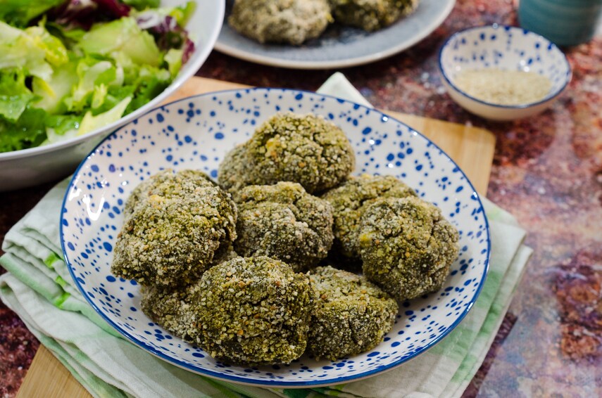 Almôndegas vegetarianas de feta e espinafre, deliciosas tanto assadas quanto fritas!