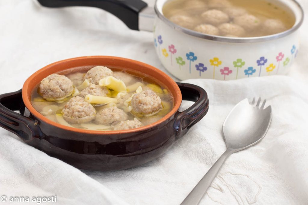 Almôndegas no caldo com macarrão