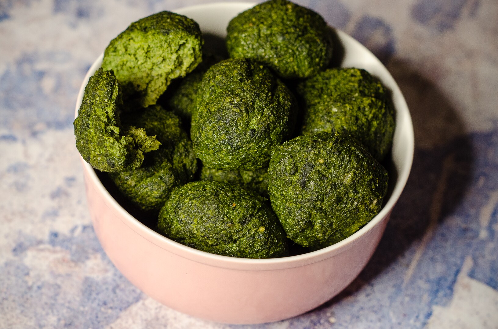 Almôndegas de ricota e espinafre assadas, saborosas e leves