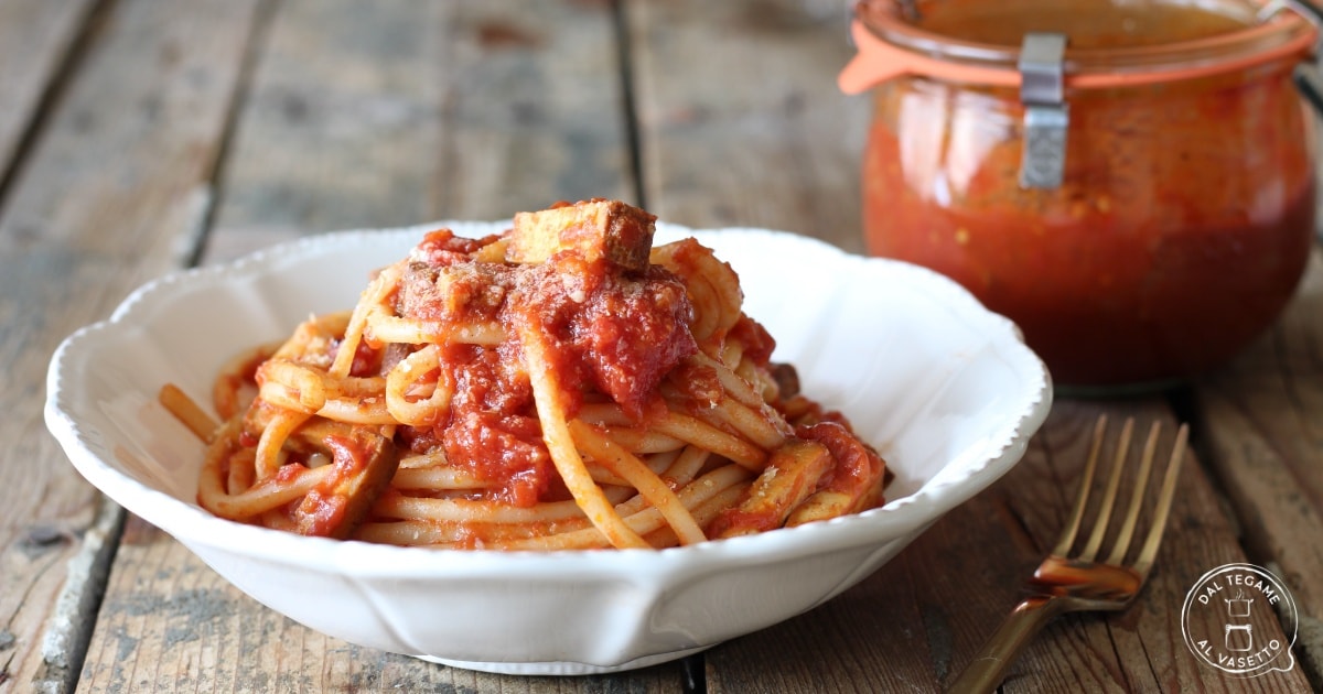 Amatriciana vegana em cozimento em pote