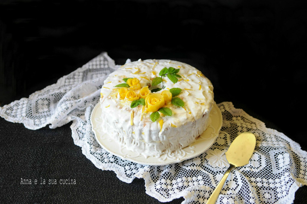 Bolo chiffon com cobertura de limão