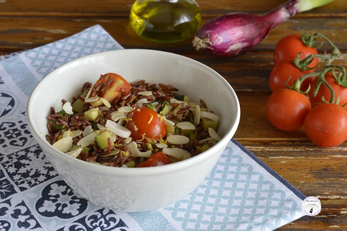 Arroz com abobrinha, tomatinhos e amêndoas