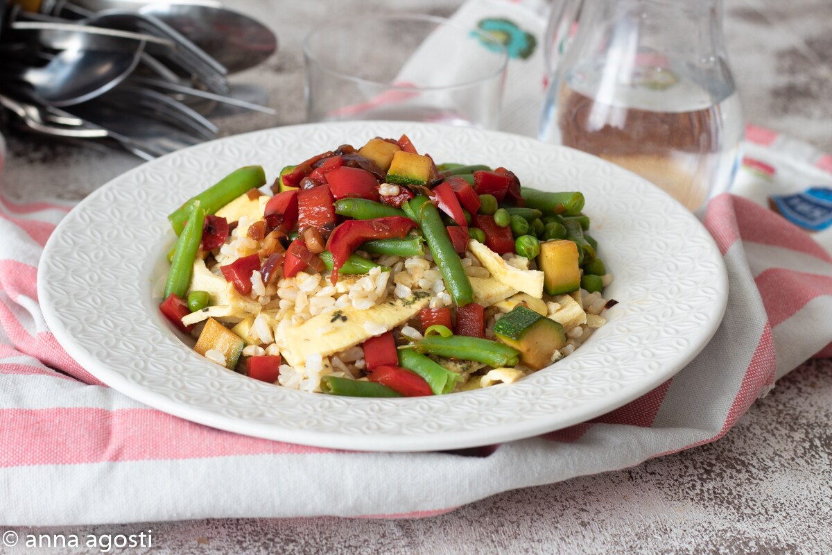 Arroz com legumes primaveris também frio