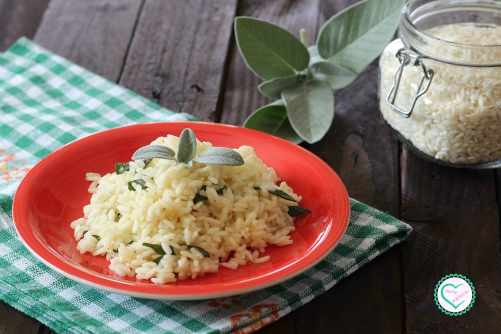 Arroz com manteiga e sálvia