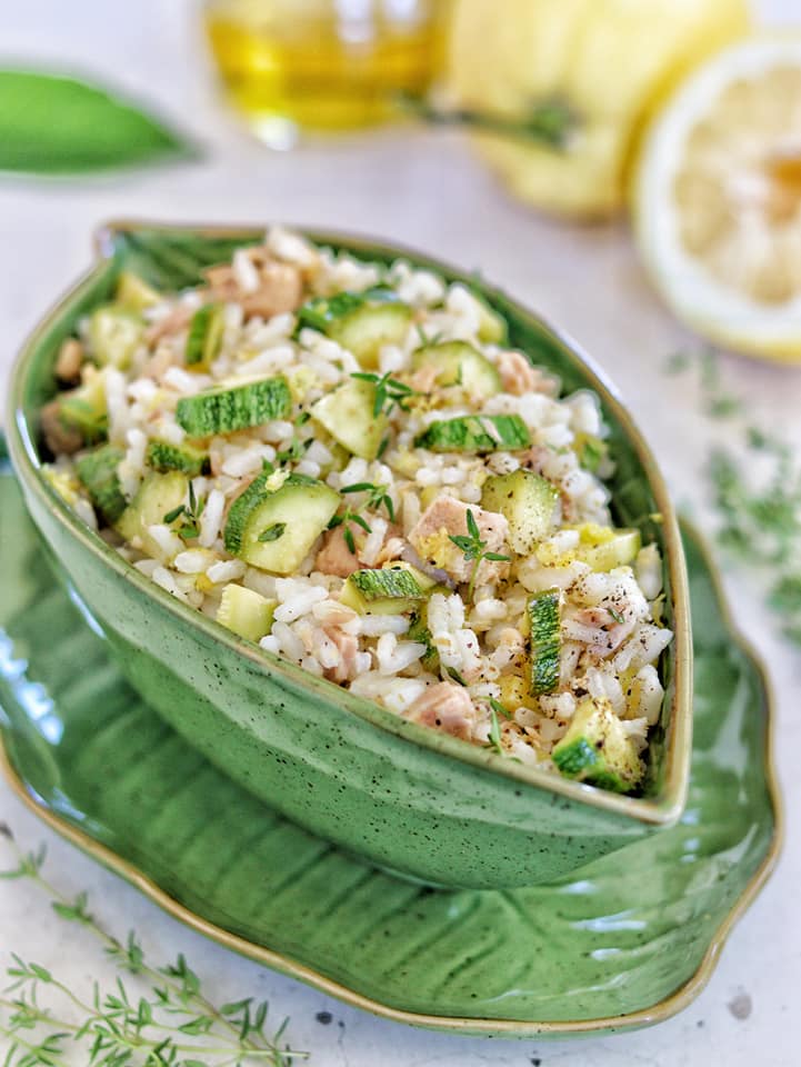 Arroz frio com atum, abobrinha e limão
