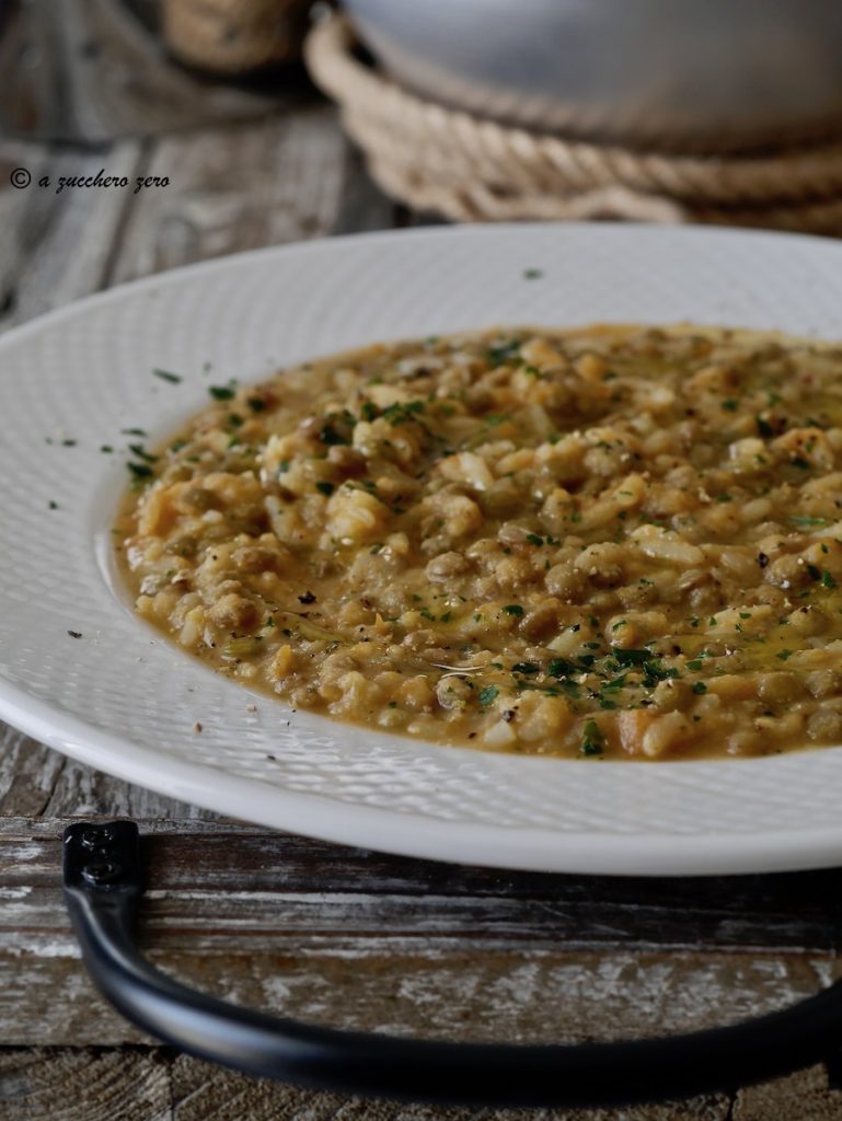 Arroz integral em sopa de lentilhas com couve-flor e abóbora