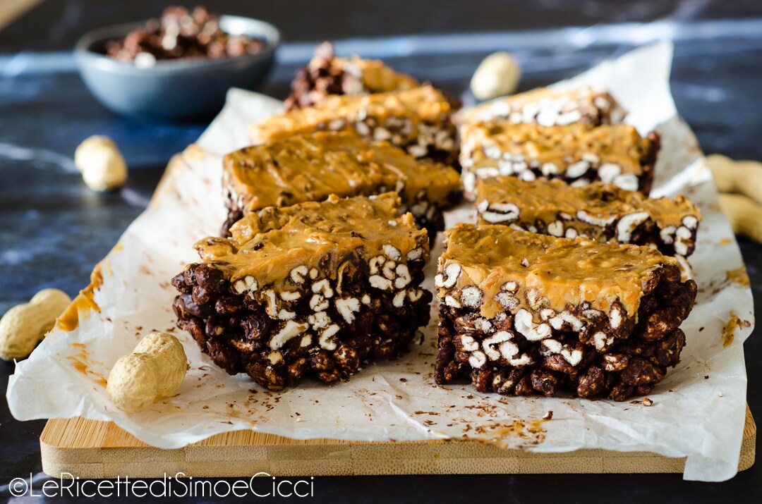 Quadradinhos de arroz tufado com manteiga de amendoim e chocolate com apenas 4 ingredientes!