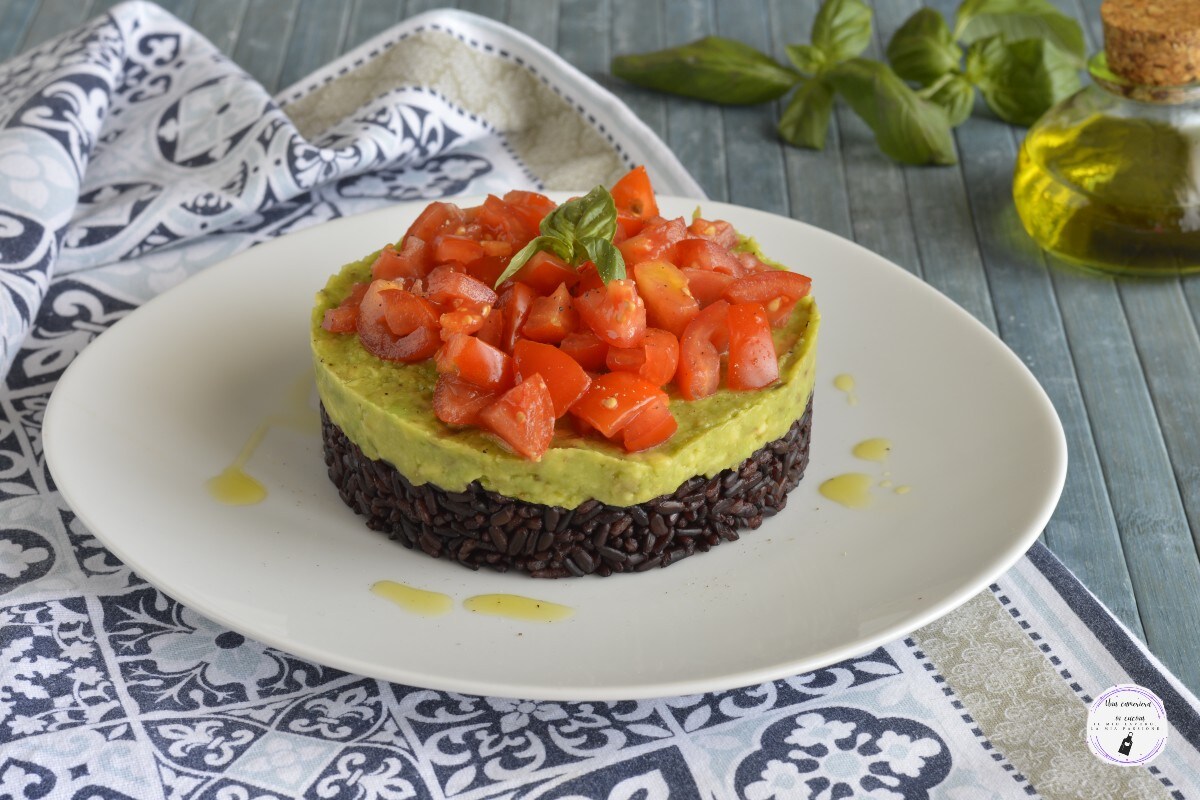 Arroz venere com abacate e tomate