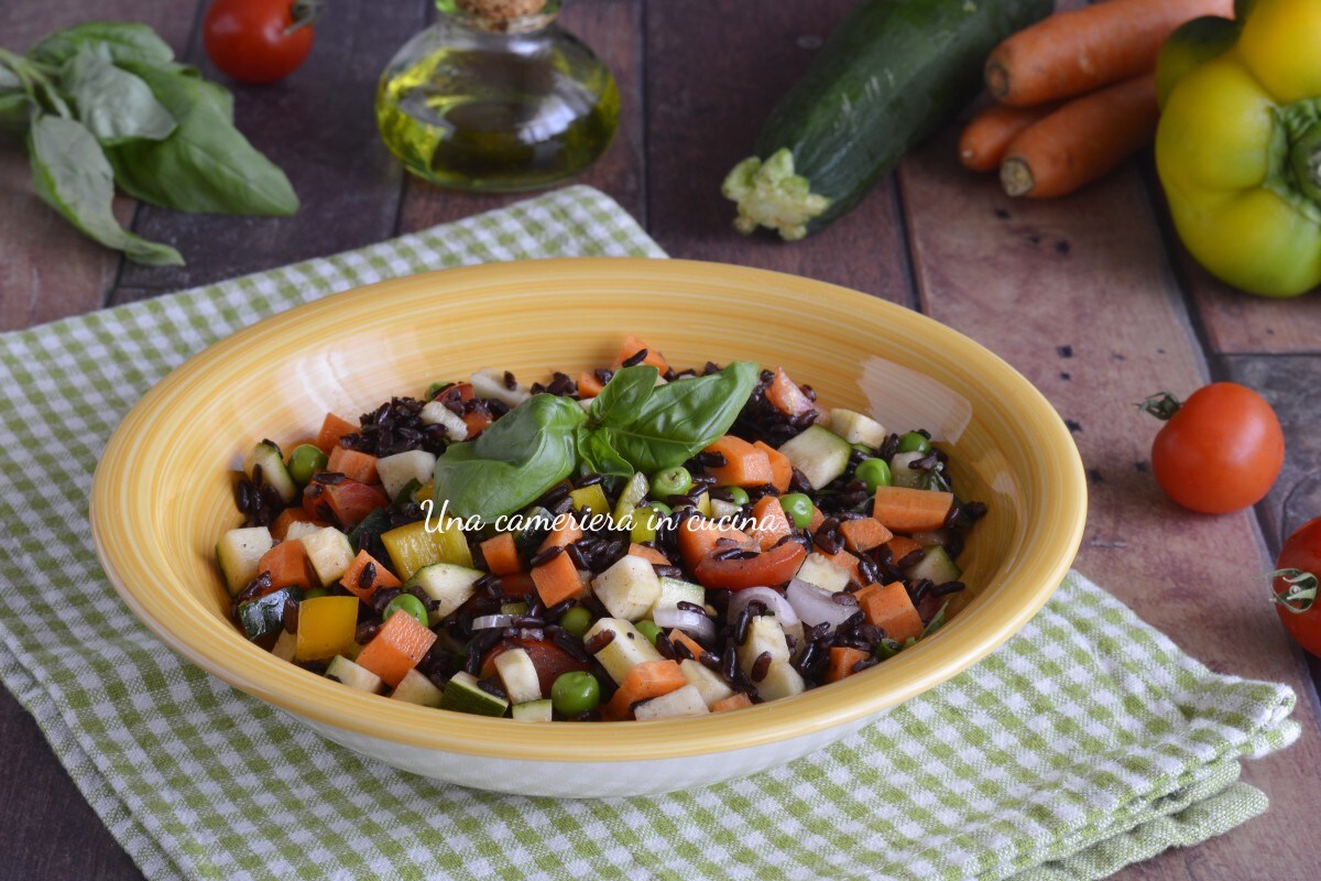 Arroz venere com legumes e ervilhas