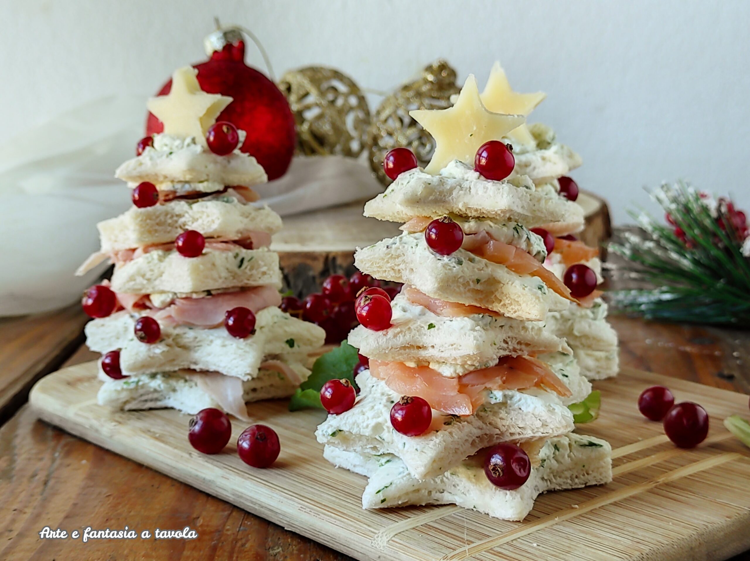 Árvores de Natal de pão de forma recheadas
