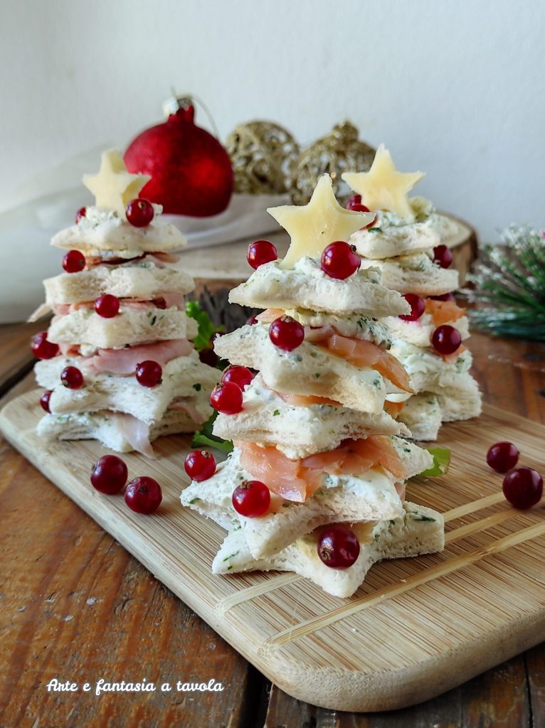 Árvores de Natal de pão de forma recheadas