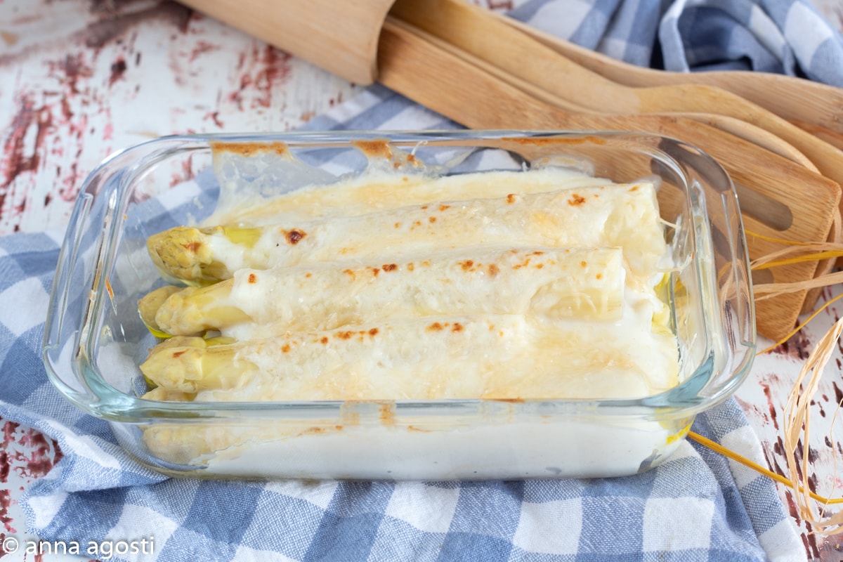 ASPARAGOS GRATINADOS CREMOSOS NO FORNO