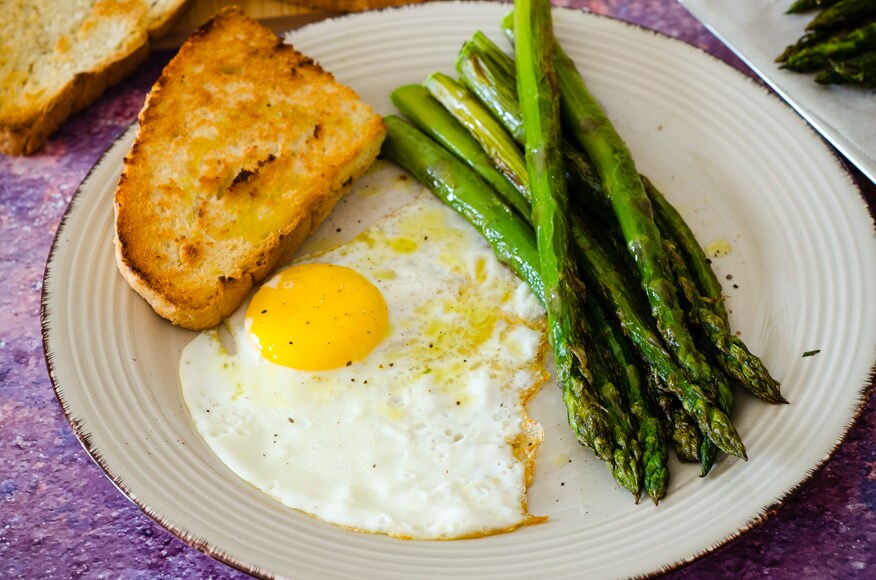 Aspargos na airfryer, um acompanhamento saudável, saboroso e simples de preparar!