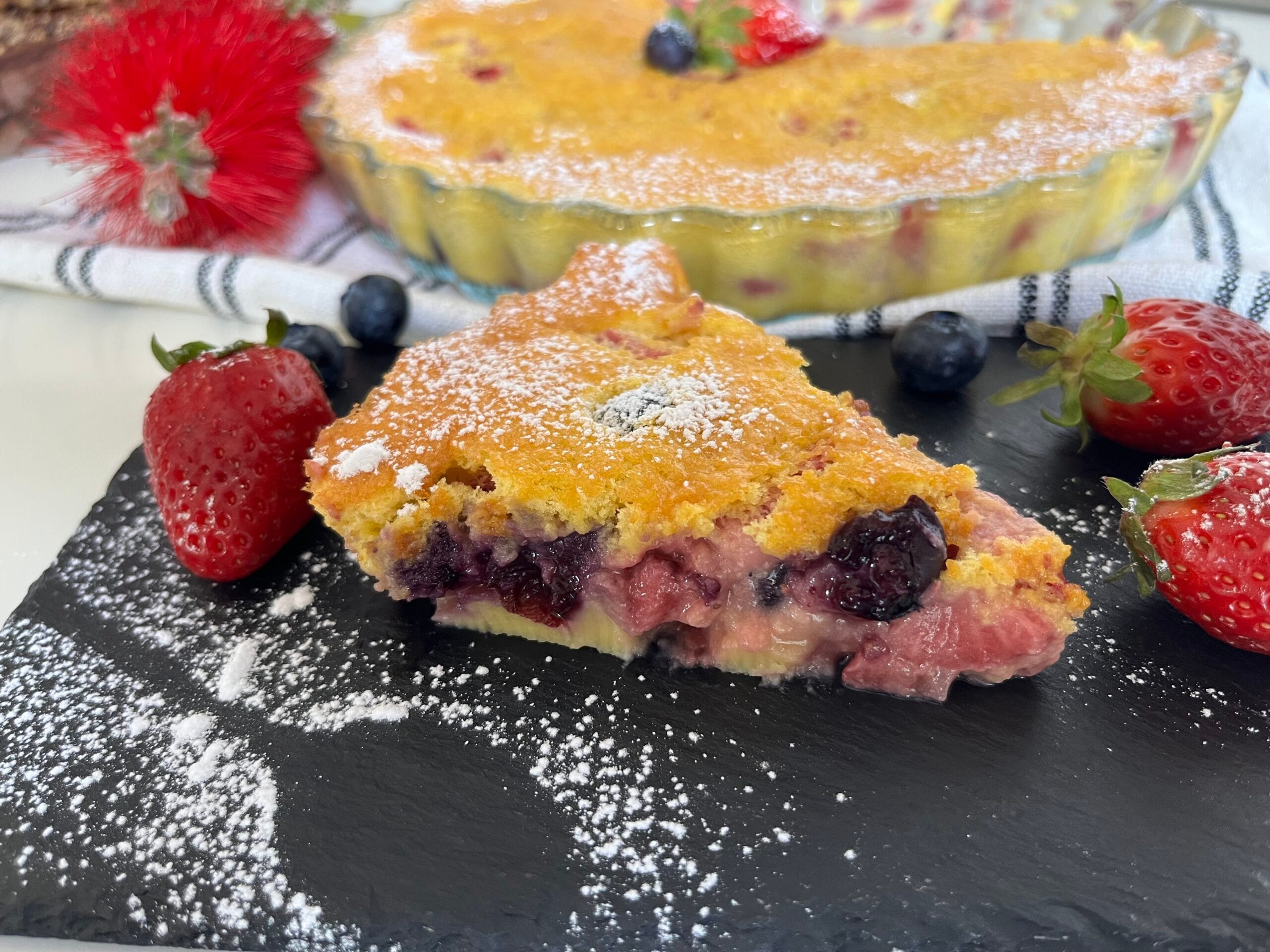 Clafoutis de morangos e mirtilos