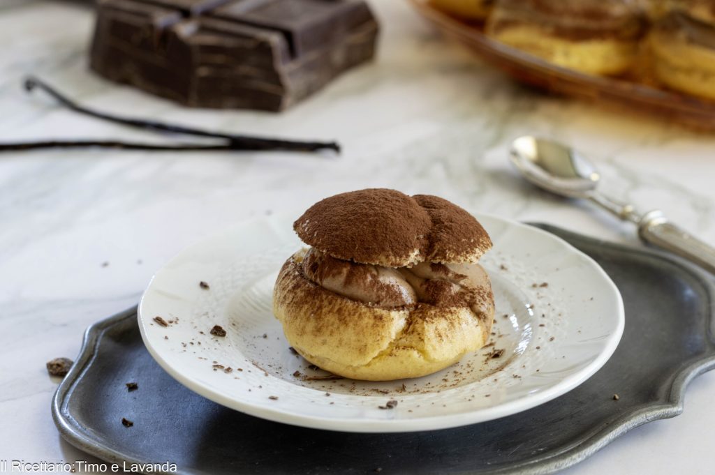 bignè com creme diplomata de chocolate