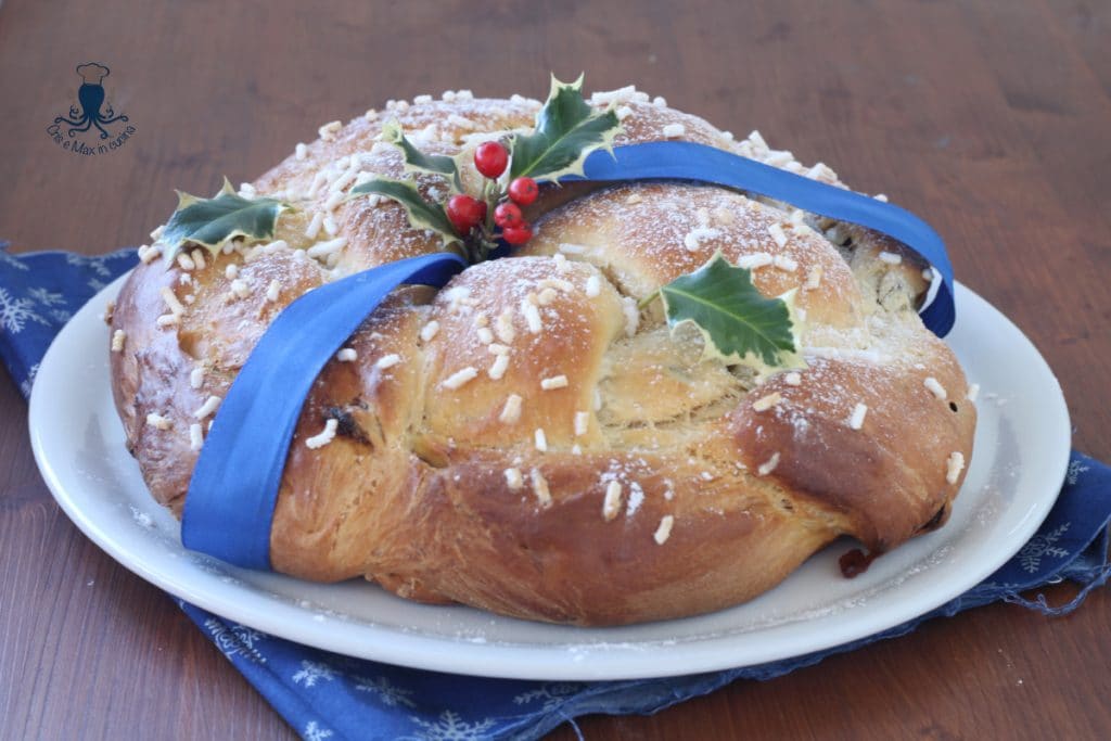 Bolo de rosca com uvas passas e frutas cristalizadas
