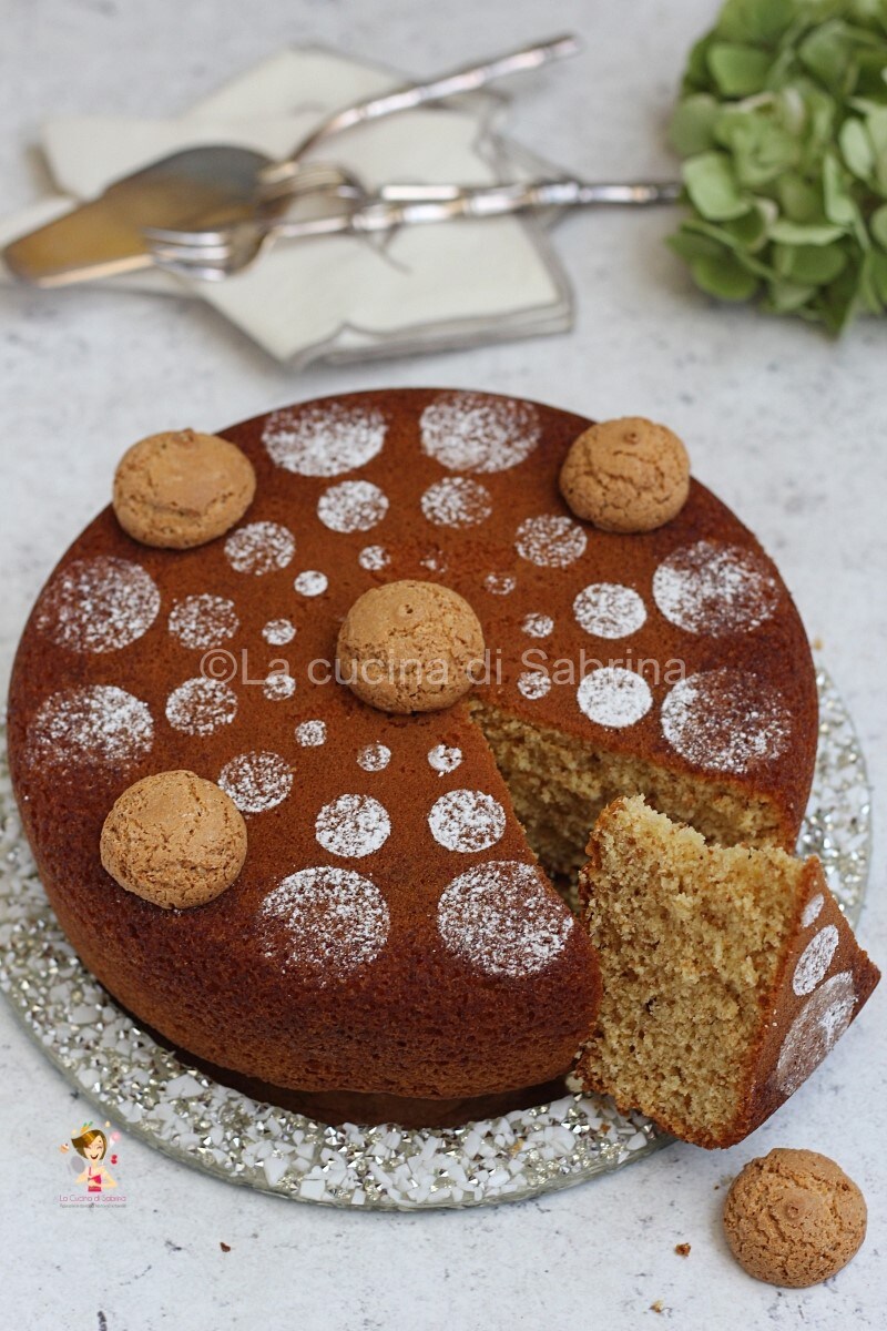 Bolo fofo de biscoitos amaretti e iogurte