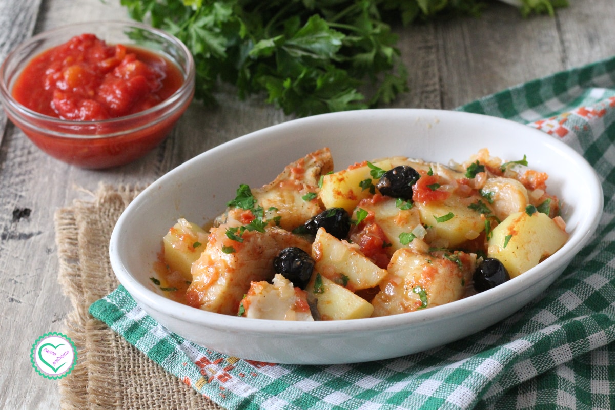Bacalhau ensopado com batatas e azeitonas