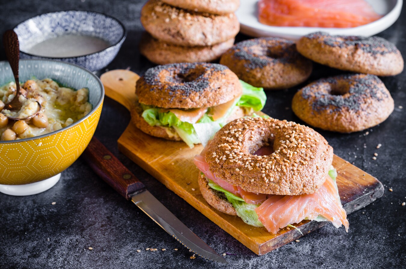 Bagels com salmão, hummus e salada