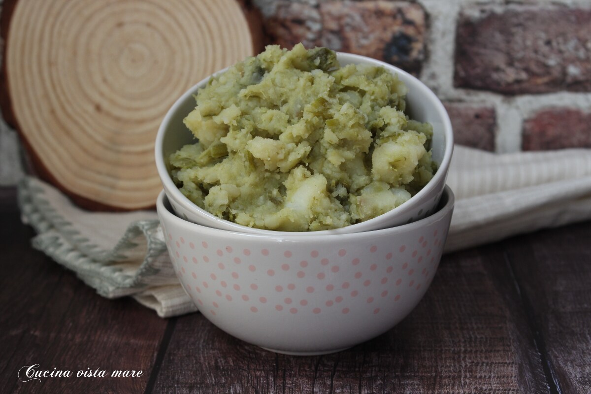 Batatas amassadas com talos de alho