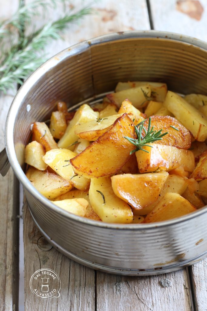 pedaços de batatas com alho e alecrim assadas na instant pot