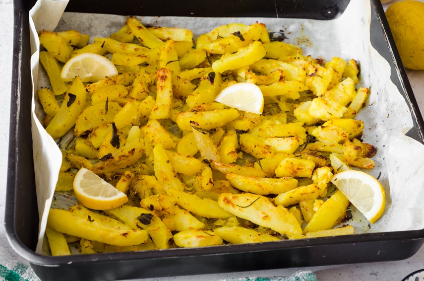 Batatas assadas com limão, um acompanhamento fácil e delicioso!