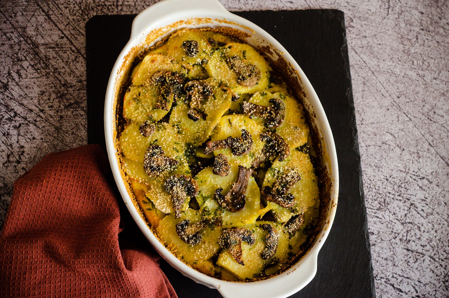 Gratinado de batatas e cogumelos