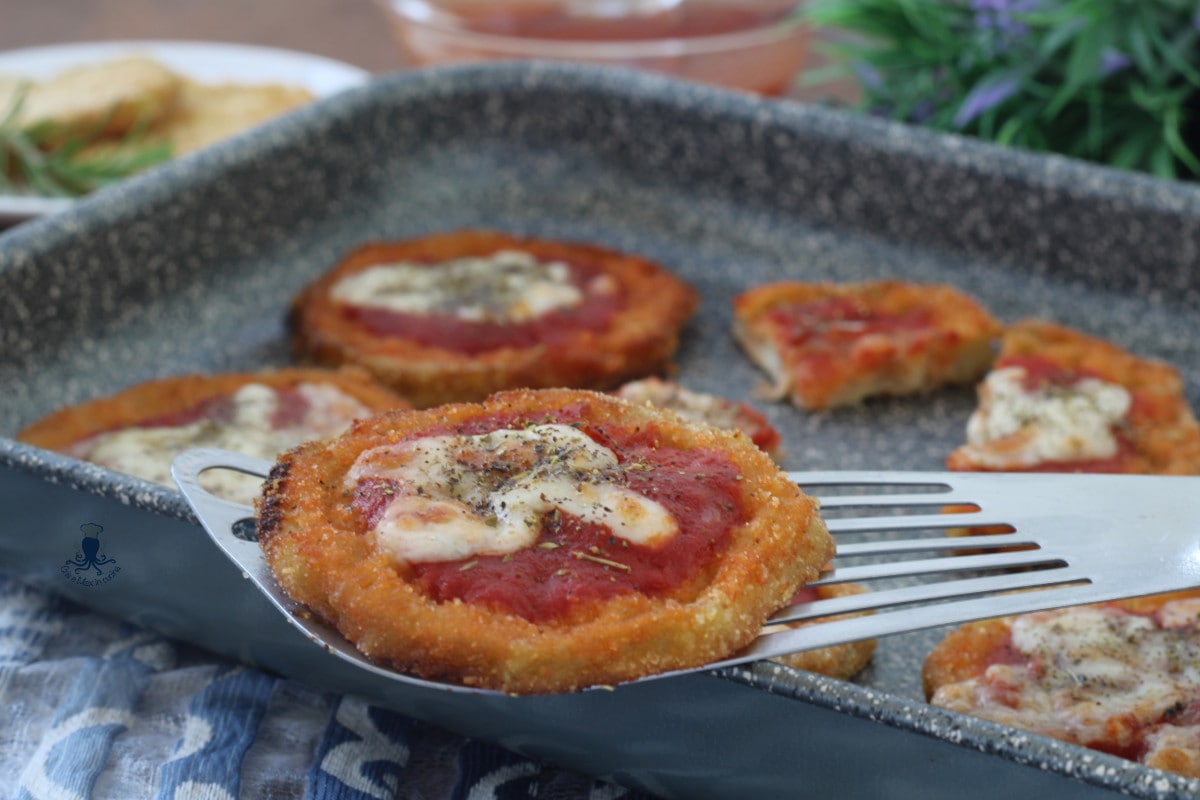 Berinjela à pizzaiola frita finalizada no forno