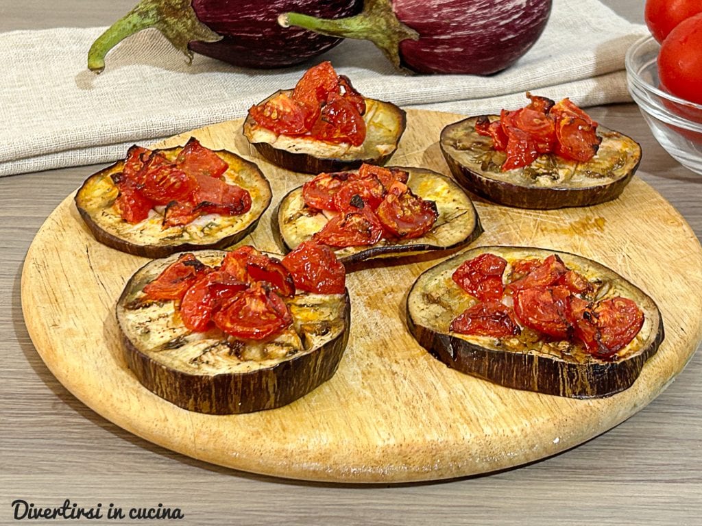 Berinjela com tomatinhos na fritadeira sem óleo