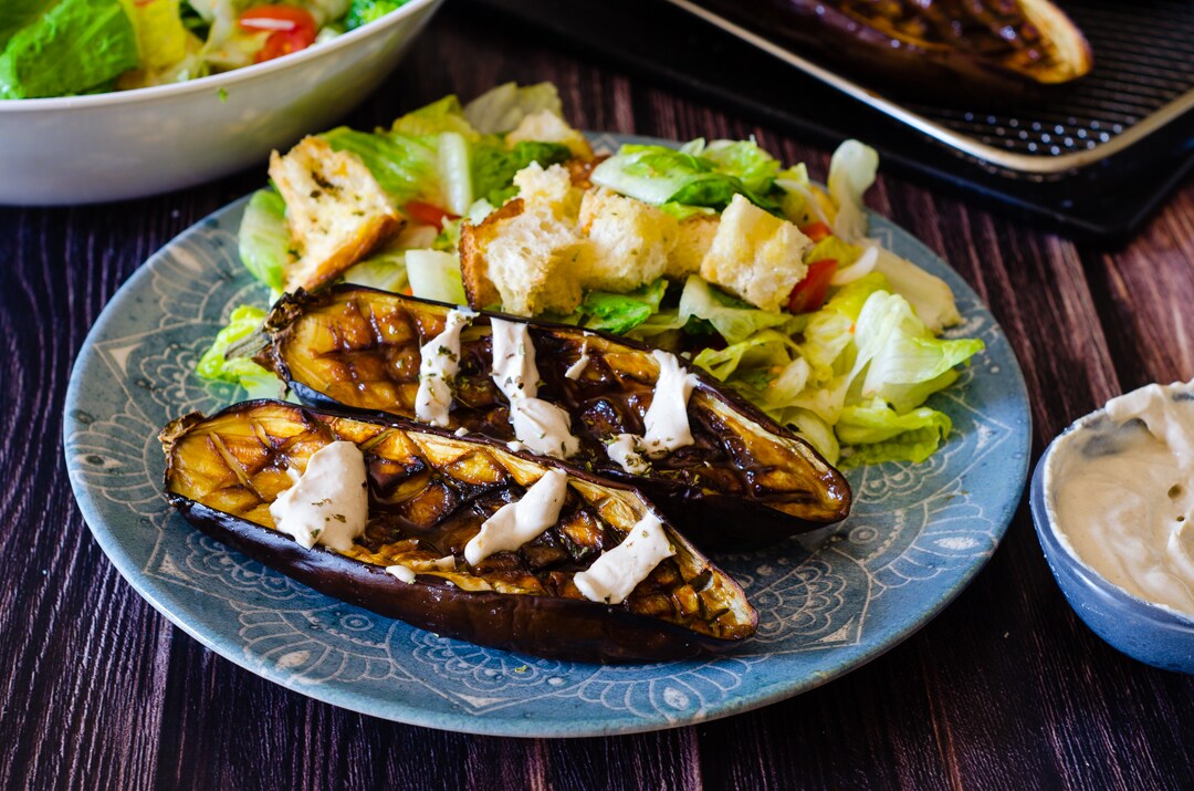 Berinjelas glaceadas com miso na fritadeira a ar com salada e molho tahine