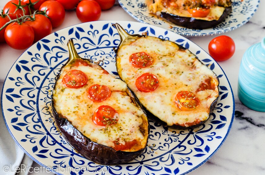 Berinjelas recheadas ao forno com tomatinhos e mussarela