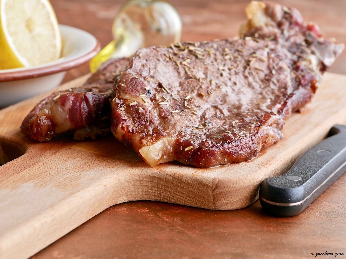 Costeletas ou bifes de porco assados macios