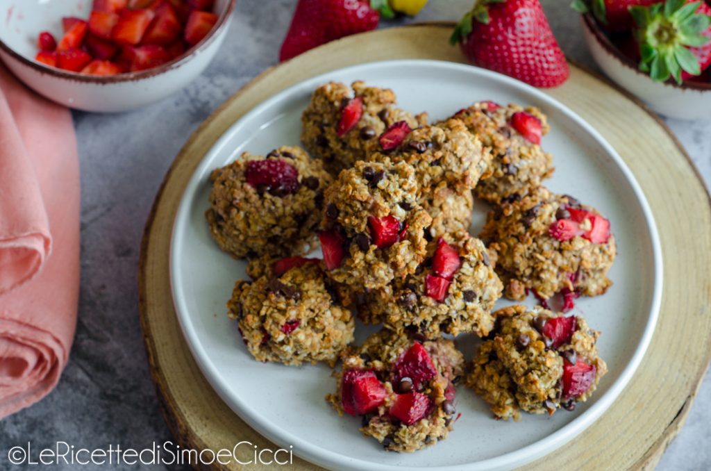 Biscoitos de banana e aveia com morangos