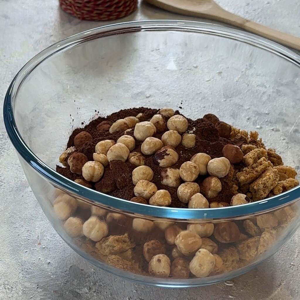 tigela com biscoitos cacau e avelãs inteiras