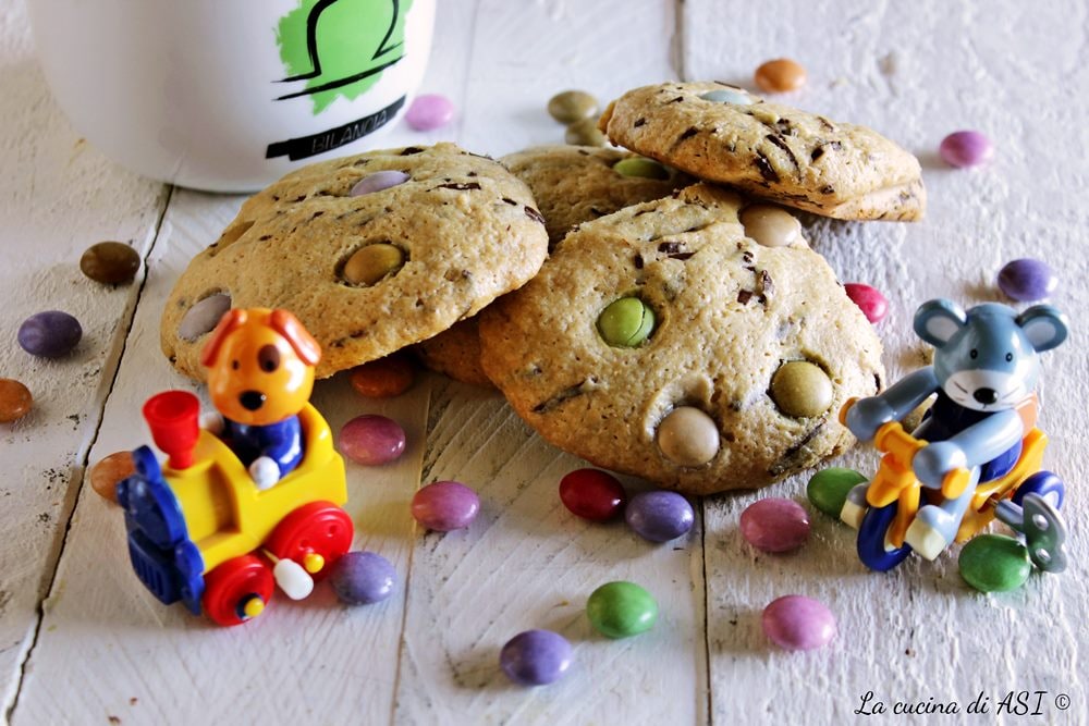 Biscoitos de chocolate com smarties