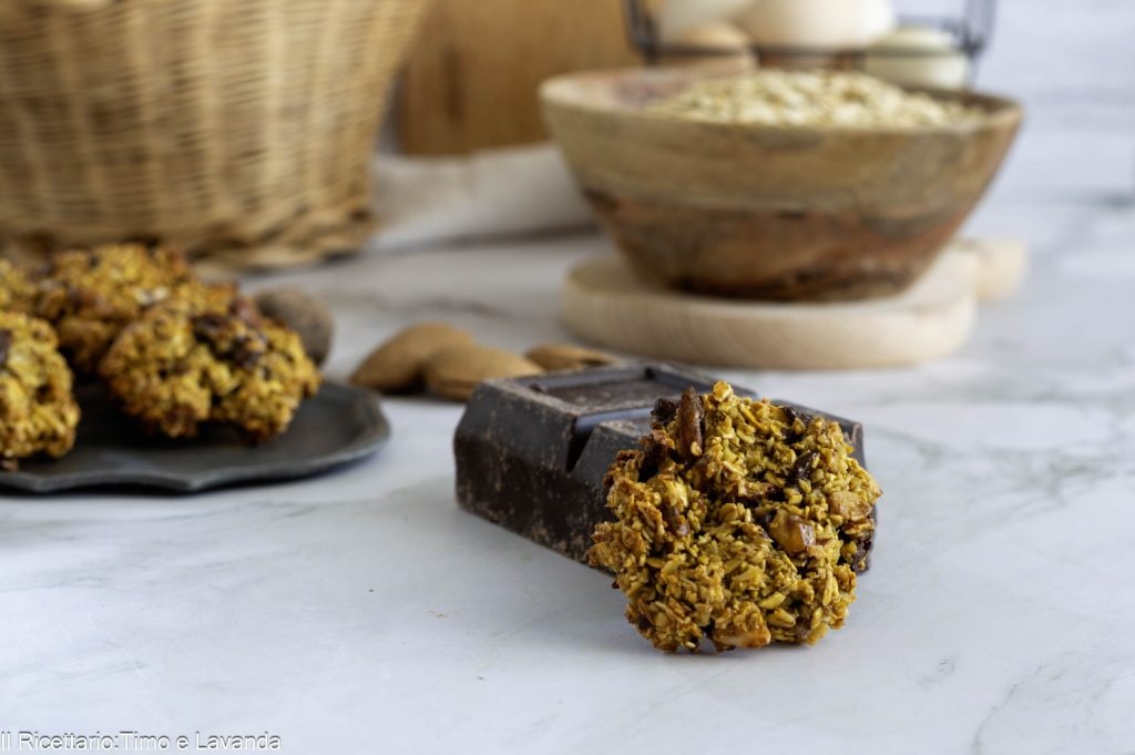 biscoitos com flocos de aveia e frutas secas