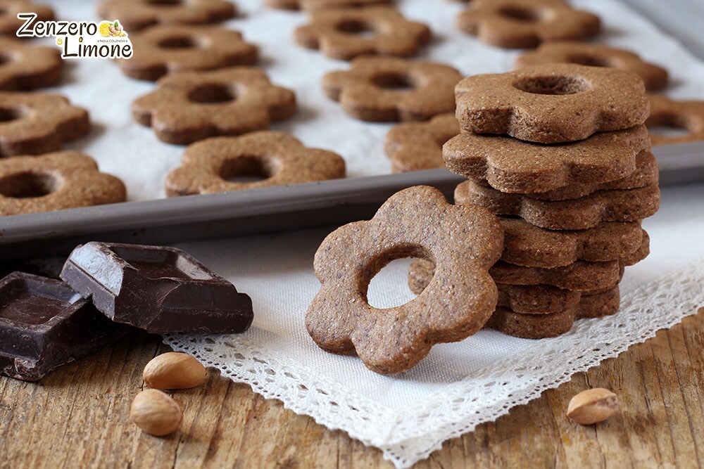 Biscoitos de massa amanteigada com chocolate e pistache
