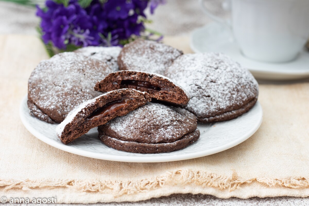 Biscoitos de massa frolla de chocolate recheados