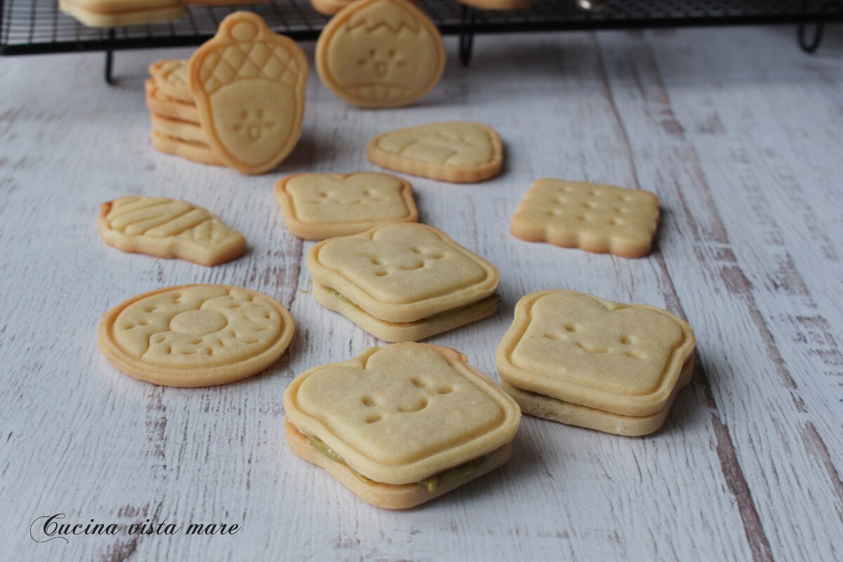 Biscoitos estampados recheados