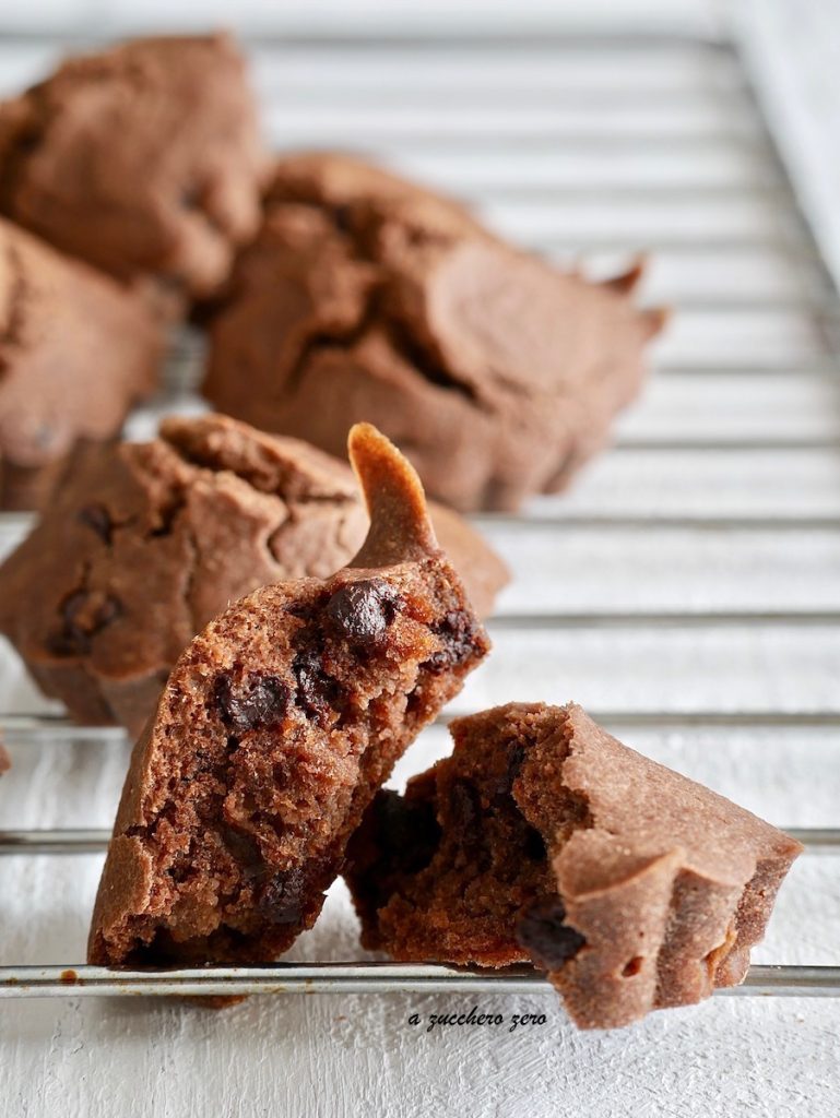 Biscoitos integrais macios de chocolate sem manteiga, leite e ovos