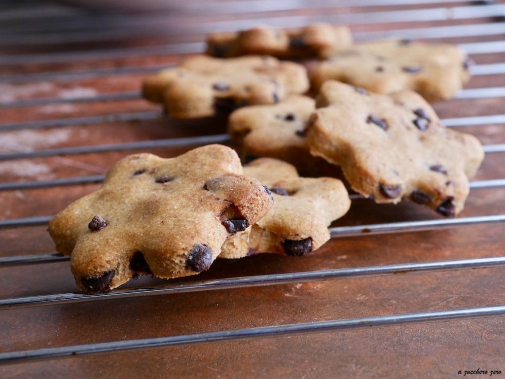 Biscoitos integrais sem açúcar com chocolate amargo ou cookies