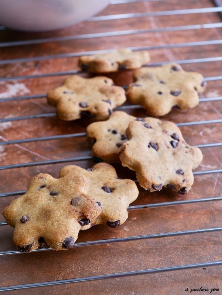 Biscoitos integrais sem açúcar com chocolate amargo ou cookies