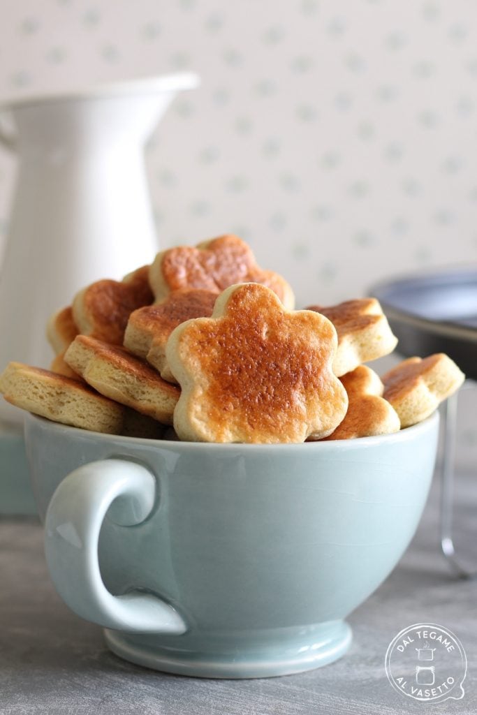 xícara cheia de biscoitos em forma de flor cozidos no micro-ondas