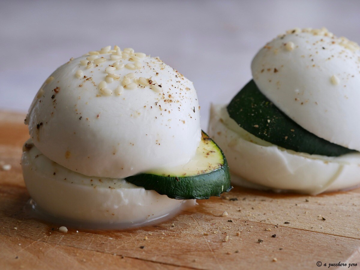 Bolinho de mozzarella com abobrinha grelhada e gergelim