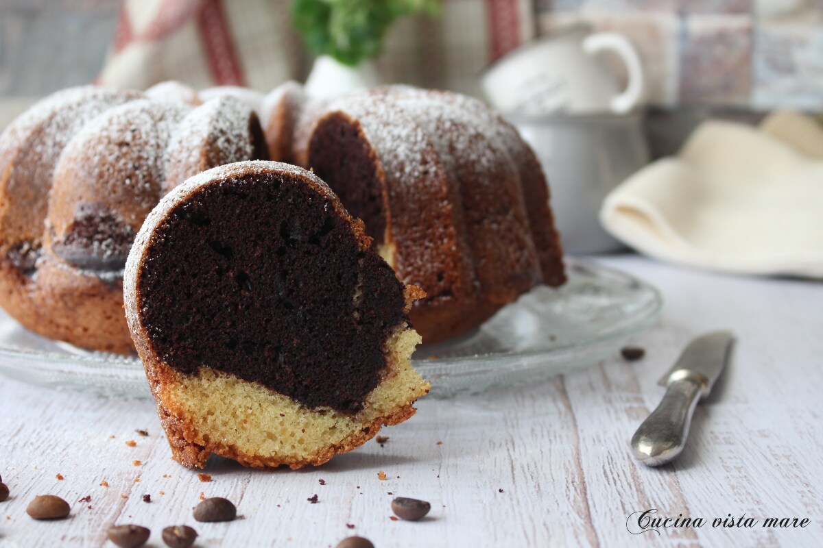 Bolo bundt de baunilha, cacau e café