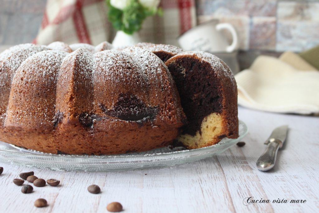 Bolo bundt de baunilha, cacau e café Cozinha com vista para o mar