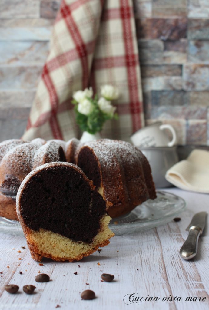 Bolo bundt de baunilha, cacau e café Cozinha com vista para o mar